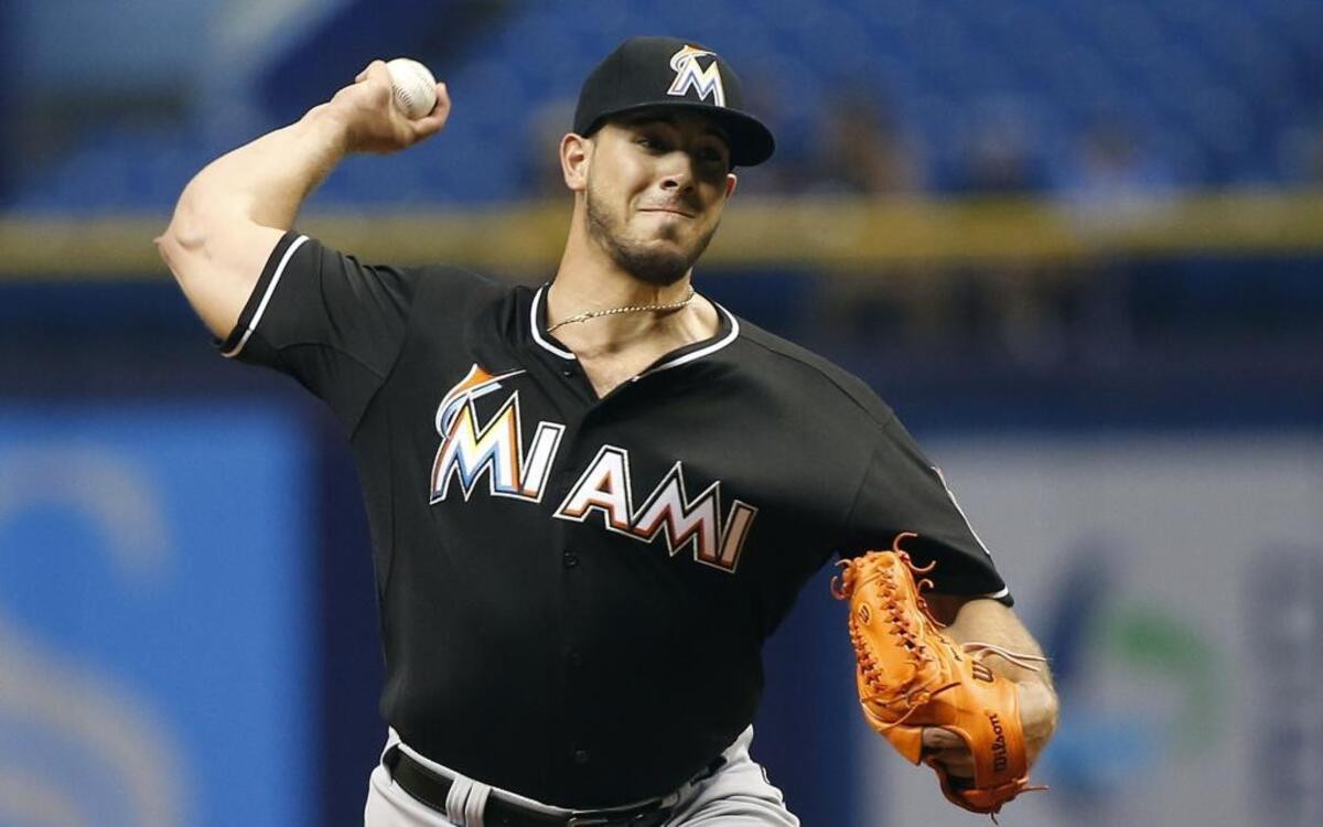 
José Fernández, de los Marlins, lanza en el primer inning contra los Rays de Tampa Bay, el 1 de octubre del 2015 en el Tropicana Field en St. Petersburg, Florida.
