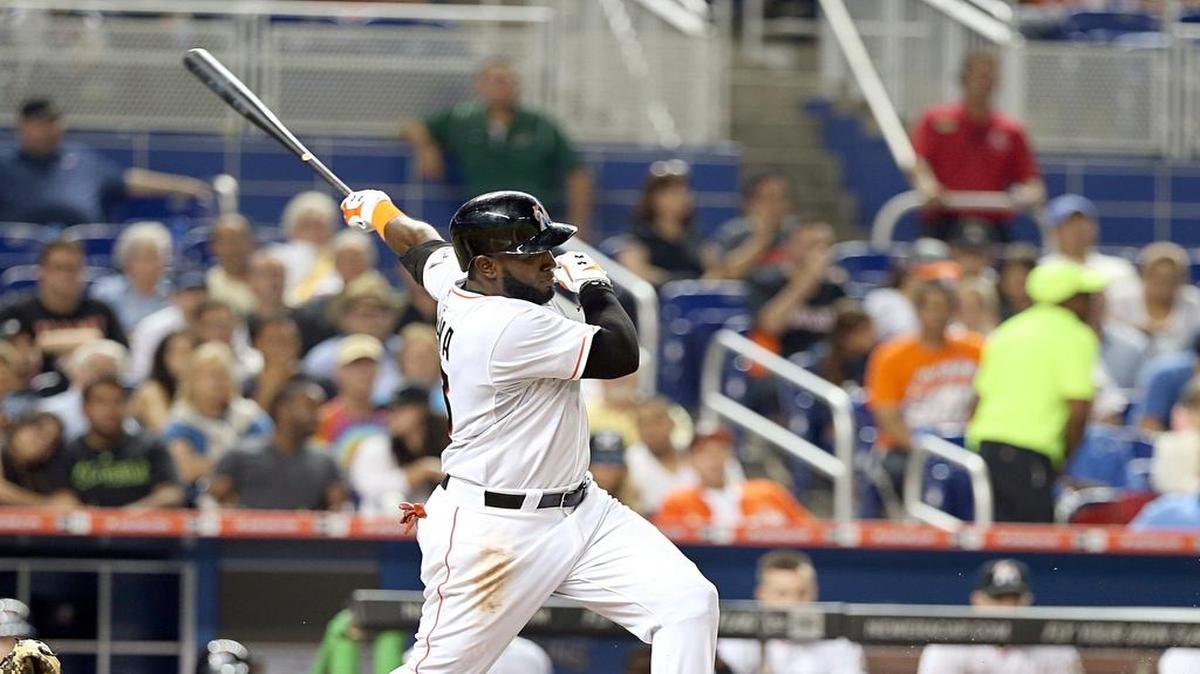 
Marcell Ozuna batea un hit en el sexto inning ante los Mets, el martes 28 de abril del 2015. El jardinero dominicano cree que Floyd Mayweather Jr. ganará la pelea contra Manny Pacquiao.
