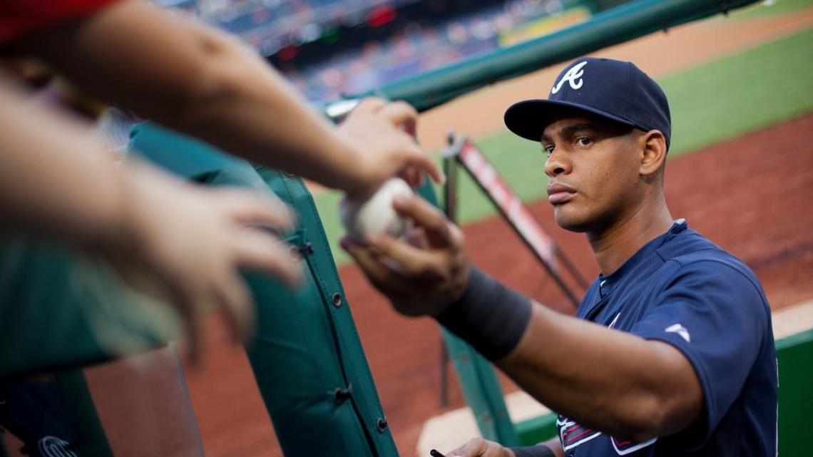 HECTOR OLIVERA firma pelotas el 3 de septiembre del 2015 en Atlanta.