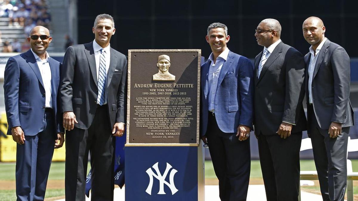 
Los exjugadores de los Yankees Mariano Rivera, Andy Pettite, Jorge Posada, Bernie Williams y Derek Jeter durante el homenaje donde se retiró el número 46 de Pettitte, el domingo 23 de agosto del 2015 en Nueva York.
