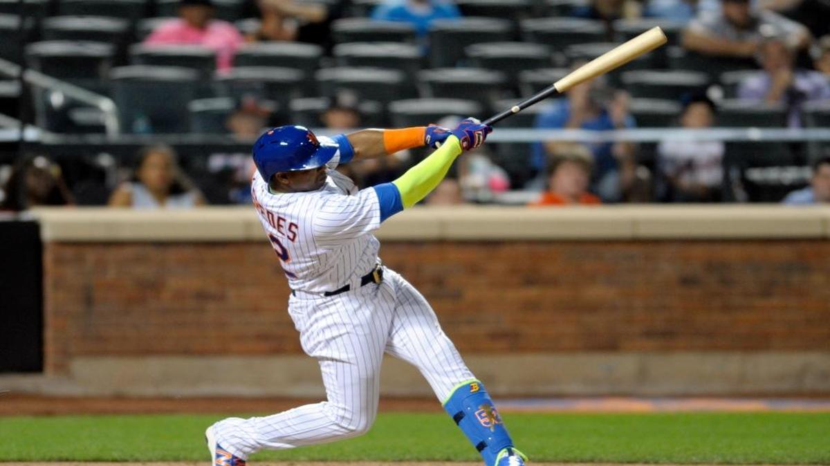 El cubano Yoenis Céspedes, de los Mets, dispara un jonrón en el décimo inning que deja en el campo a los Marlins, el lunes 29 de agosto del 2016 en el Citi Field, en Nueva York.