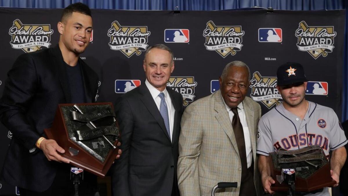 GIANCARLO STANTON (i) y José Altuve (d) reciben el premio Hank Aaron junto al comisionado del béisbol Ro Manfred y el legandario pelotero cuyo nombre lleva el premio.