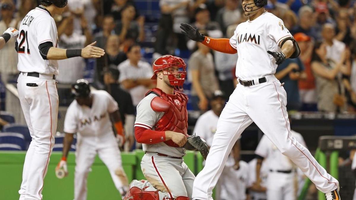 GIANCARLO STANTON conecta cuadrangular de dos carreras y recibe el saludo de Christian Yelich (i) el 6 de mayo del 2016.