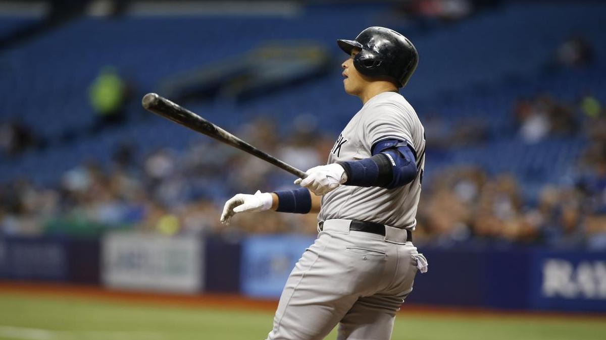 
El bateador designado de los Yankees Alex Rodríguez mira la pelota tras batear el cuadrangular 662 de su carrera ante los Rays de Tampa Bay, el lunes 11 de mayo del 2015.

