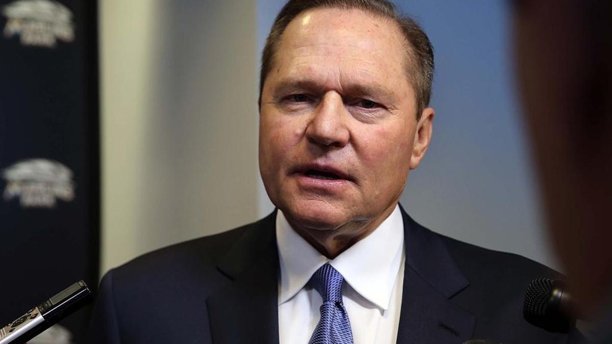 SCOTT BORAS conversa con la prensa al presentar a Wei-Yin Chen como nuevo pitcher de los Marlins en Miami el 19 de enero.