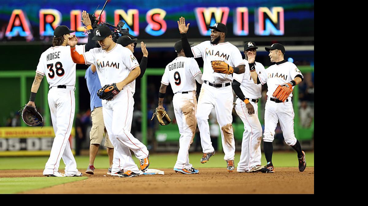 
Los jugadores de los Marlins celebran tras la victoria del equipo ante los Mets, el miércoles en Miami.
