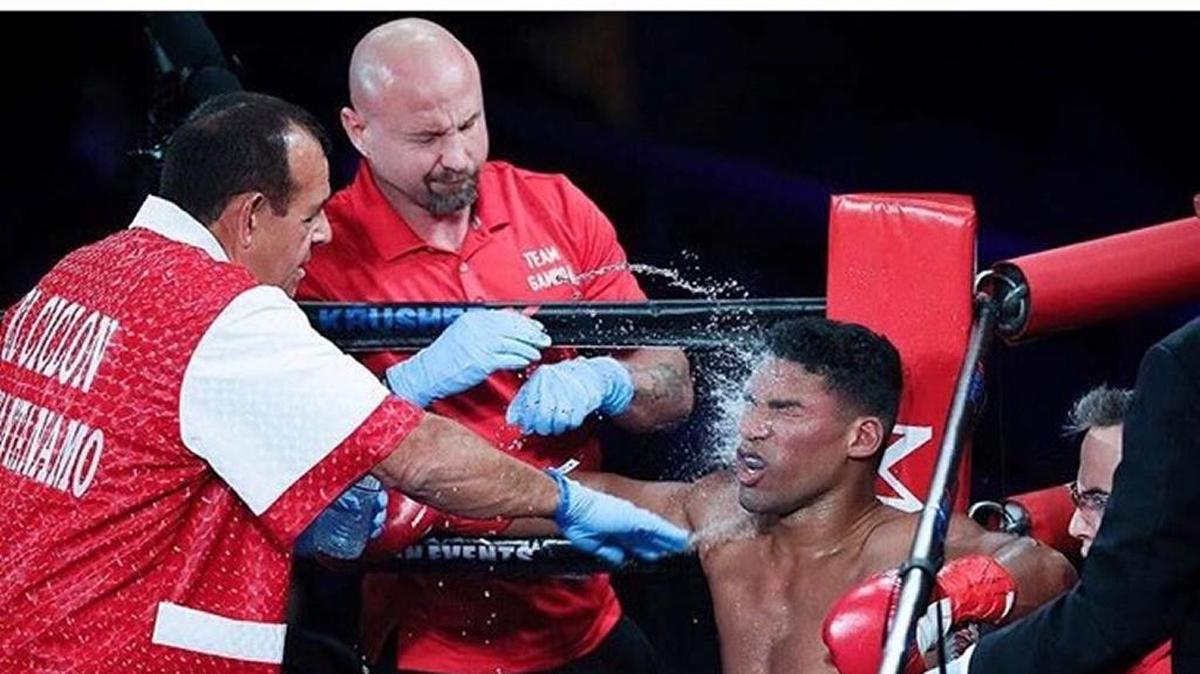 PEDRO ROQUE atiende a Yuriorkis Gamboa en la esquina durante la pelea contra Jason Sosa.