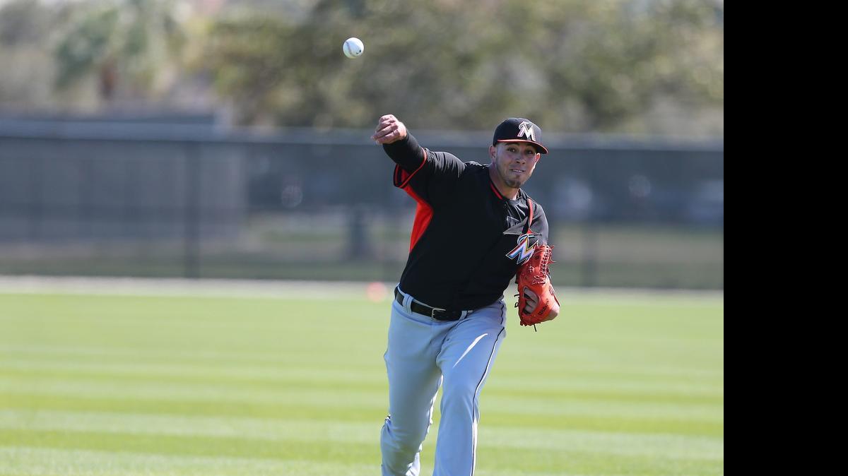 
José Fernández en una práctica con los Marlins el 20 de febrero del 2015 en Jupiter, Florida. El lanzador cubano enfrentó a 10 bateadores y ponchó a siete en su primera apertura en un juego de primavera extendida, el lunes 1 de junio. 

