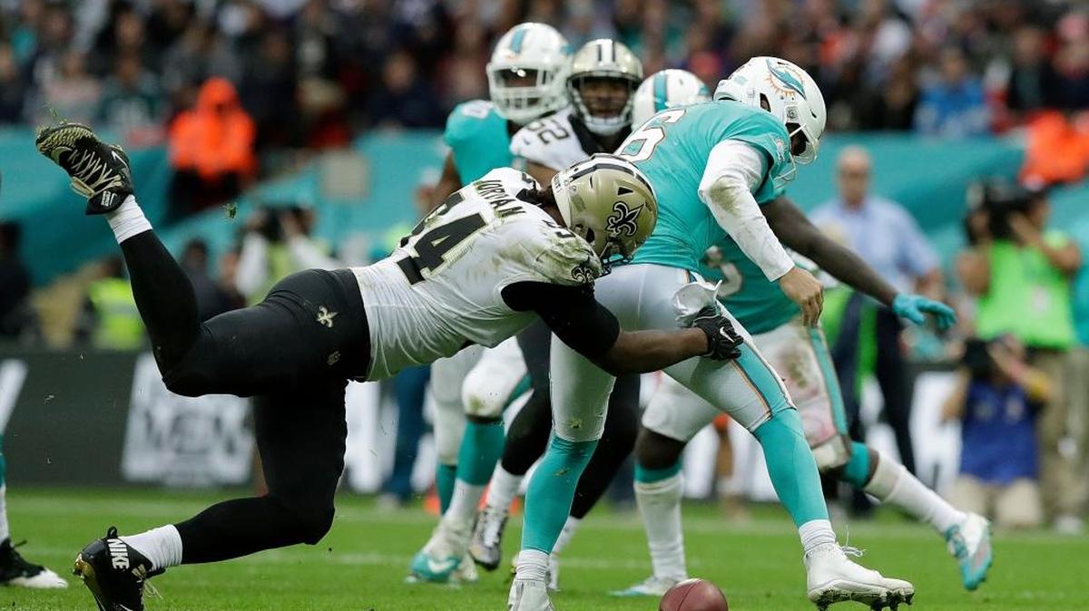 Jay Cutler (6), de los Dolphins, es derribado por Cameron Jordan (94), de los Saints, en el estadio Wembley, el domingo 1 de octubre del 2017 en Londres, Inglaterra.