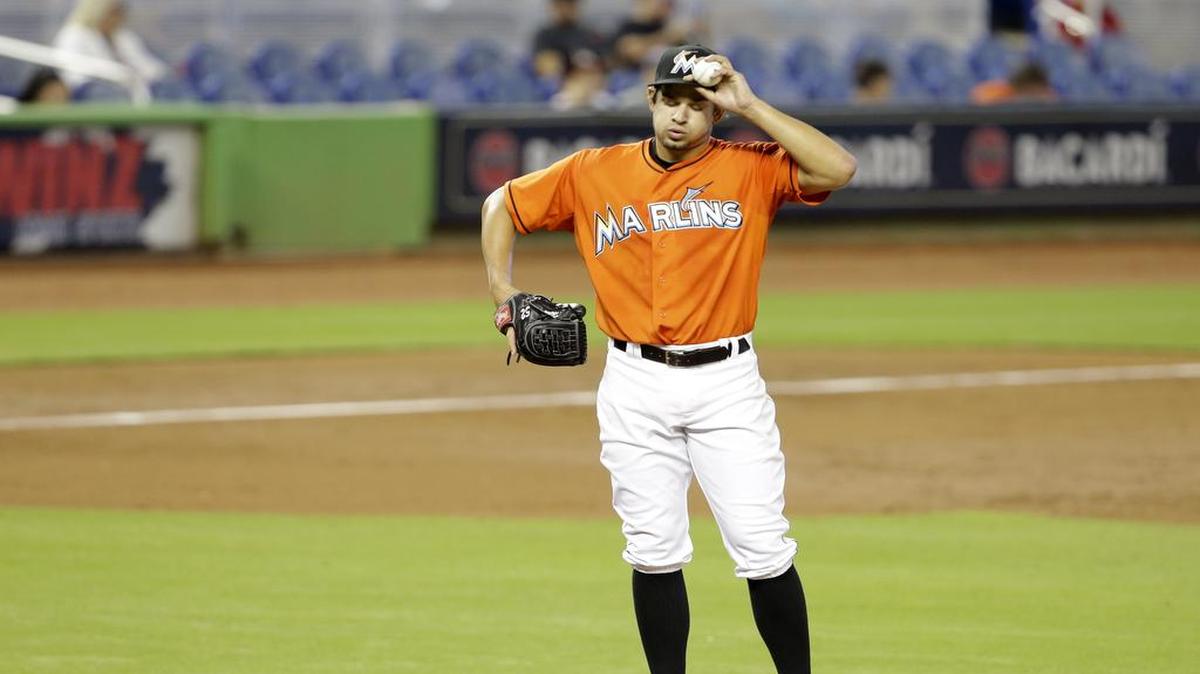 
El abridor de los Marlins Brad Hand ajusta su gorra el domingo en el juego contra los Nacionales.
