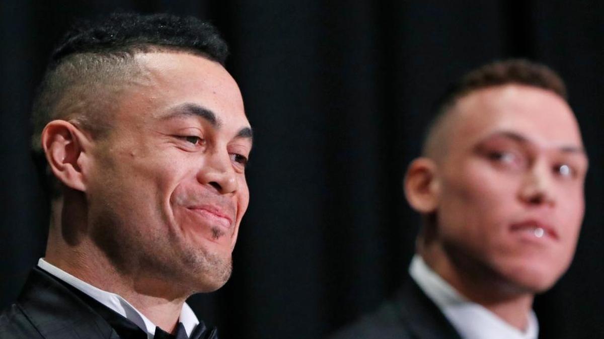 GIANCARLO STANTON (i) junto a Aaron Judge en una cena con los periodistas especializados de Grandes Ligas el 28 de enero en Nueva York.