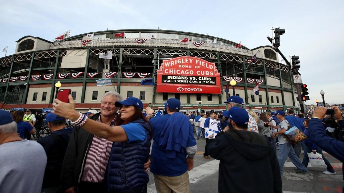Un selfie en las afueras del Wrigley Field para perennizar el recuerdo de asistir a la Serie Mundial, el viernes.