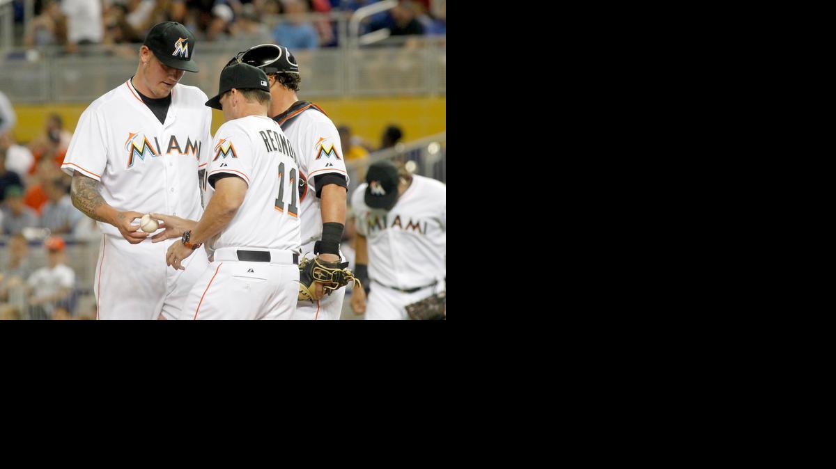 
YA ERA imposible esperar más, pues el daño estaba hecho. El mánager de los Marlins Mike Redmond (11) le pide la bola al pitcher Mat Latos después de ser bombardeado por la artillería de los Bravos de Atlanta con siete carreras con dos bases por bolas en el mismo primer episodio. 
