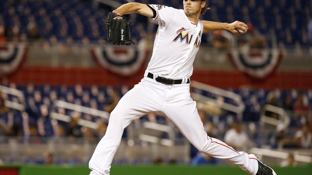 Adam Conley, de los Marlins, lanza en el 16to inning contra los Mets, en la madrugada del viernes en Miami.