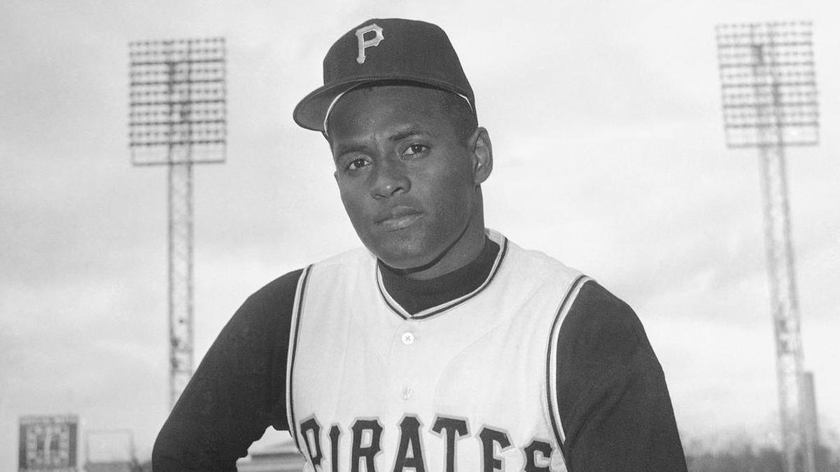 El pelotero boricua Roberto Clemente perdió la vida el 31 de diciembre de 1972 cuando el avión en el que viajaba junto a otras cuatro personas se precipitó al mar, al norte de San Juan, de donde había despegado para llevar ayuda humanitaria a Nicaragua para los damnificados de un terremoto que causó más de 10,000 muertos.