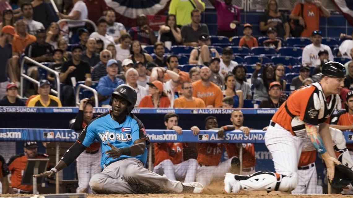 YORDAN ALVAREZ anota carrera en el Juego de las Estrellas del Futuro efectuado en Miami el 9 de julio del 2017.
