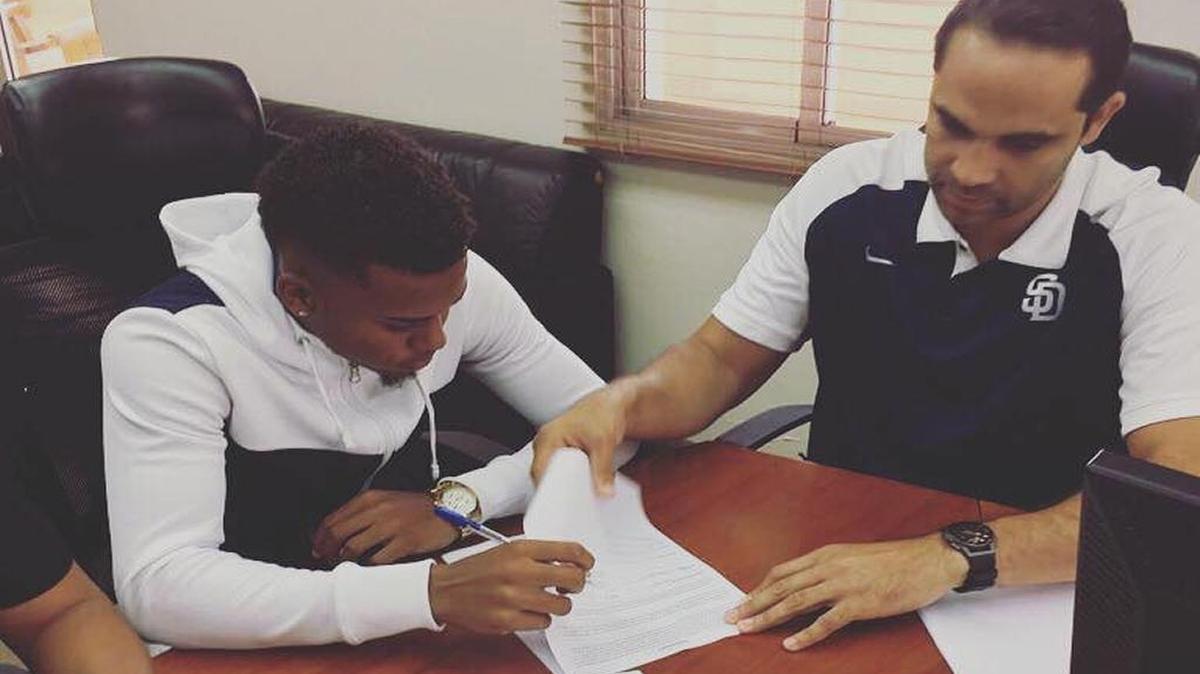 EDGAR MARTINEZ firma su pacto con los Padres de San Diego.