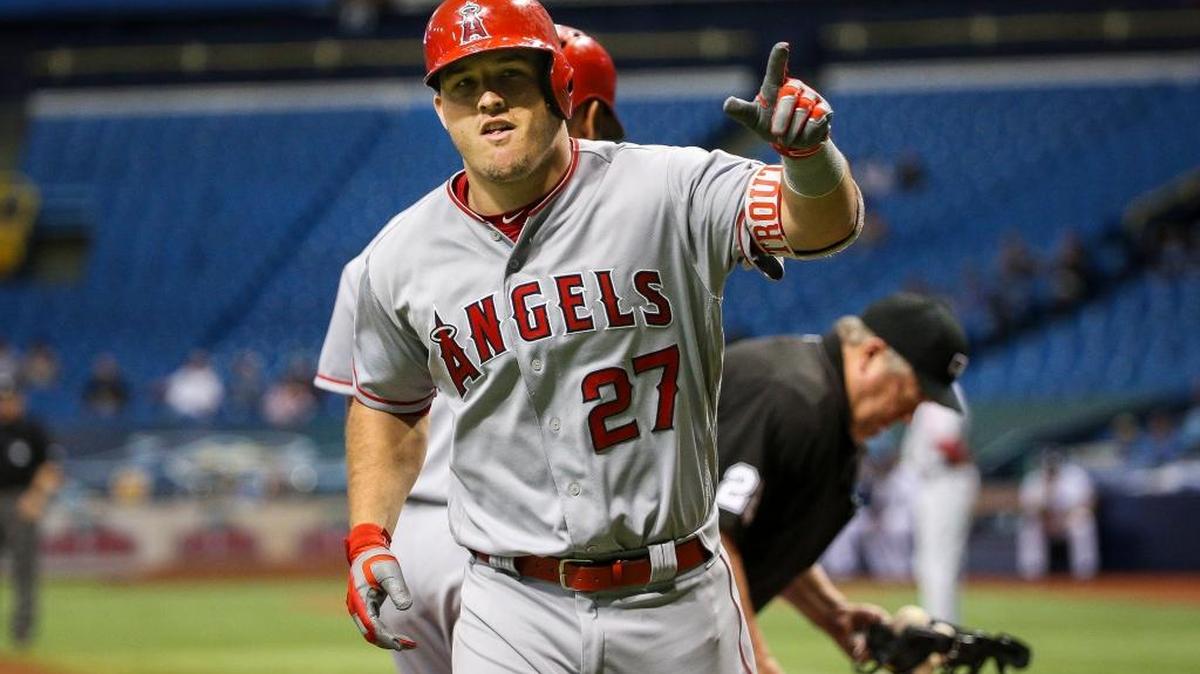 MIKE TROUT saluda a los aficionados tras pegar un cuadrangular el 23 de mayo en Tampa.