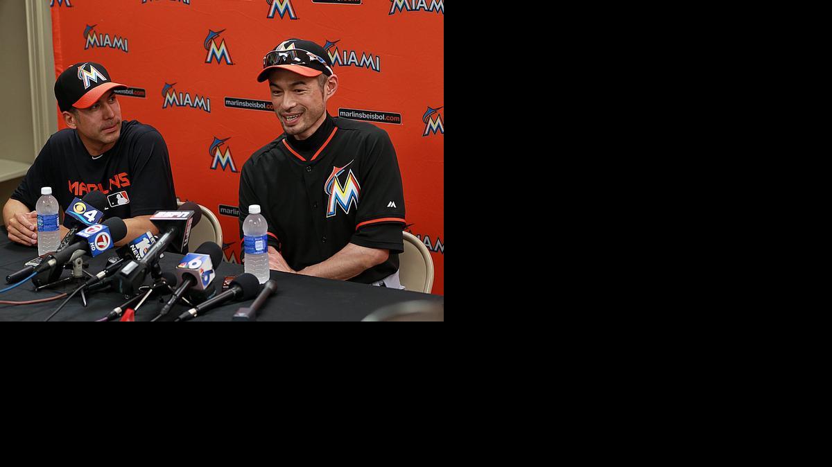 
Ichiro Suzuki (der.) habla con un grupo de reporteros en una conferencia de prensa durante el entrenamiento de primavera de los Marlins, el 24 de febrero del 2015 en Jupiter, Florida.


