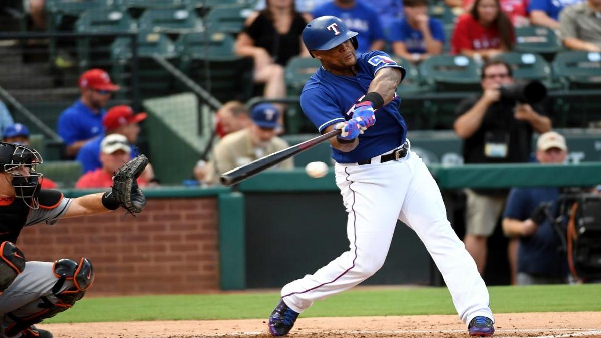 Adrián Beltré, de los Rangers, connecta un hit contra el abridor de los Marlins Adam Conley en el primer inning, la noche del 24 de julio del 2017, en Arlington, Texas.