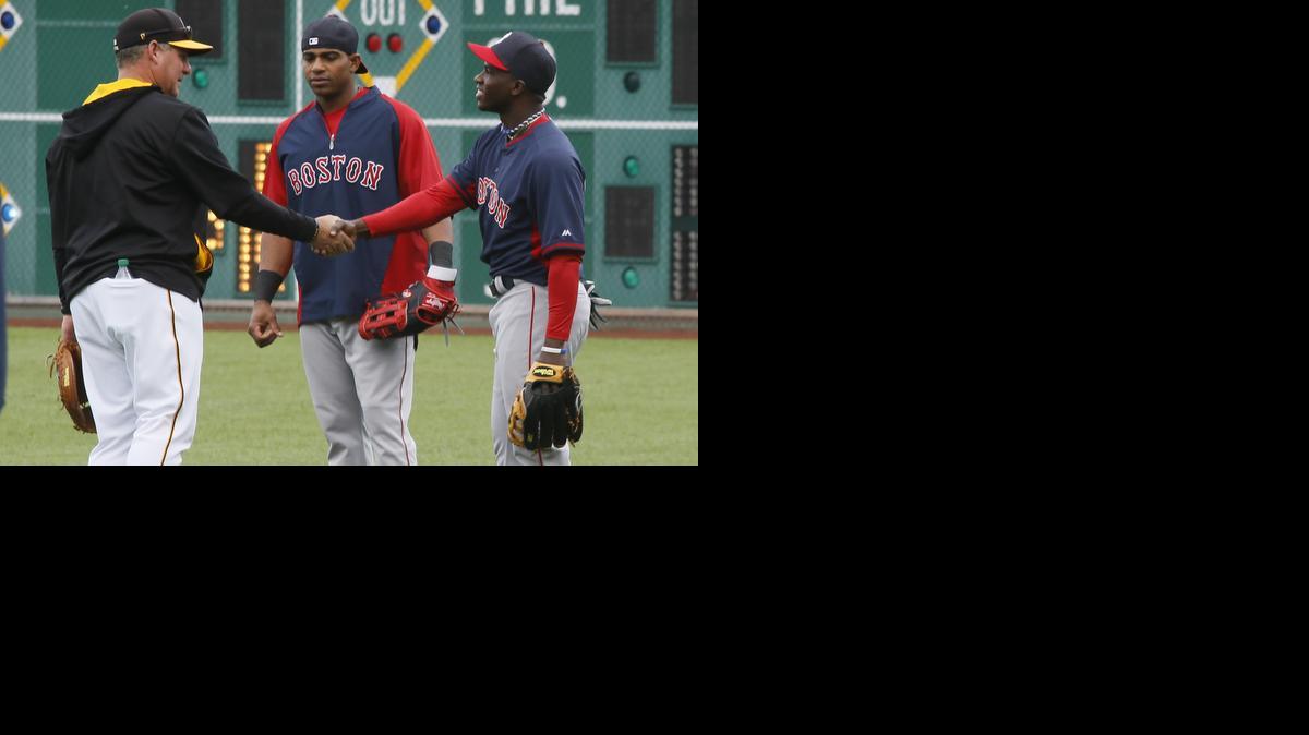 
EL CUBANO Rusney Castillo (der.) saluda a sus compatriotas Euclídes Rojas, coach de bullpen de los Piratas, y a Yoenis Céspedes, antes de su debut el miércoles con los Medias Rojas, en Pittsburgh.
