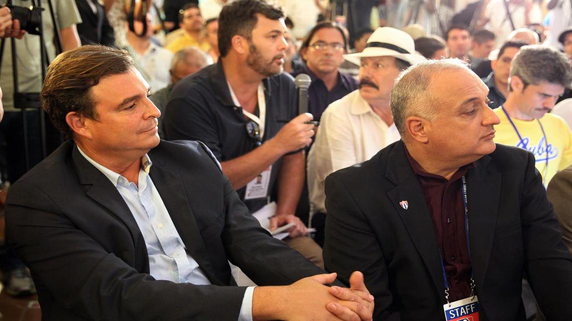 Antonio Castro Soto del Valle (izq.), vicepresidente de la Federación Internacional de Béisbol, junto al comisionado Heriberto Suárez, durante una conferencia ofrecida por ejecutivos de las Grandes Ligas el 15 de diciembre del 2015 en La Habana, Cuba.