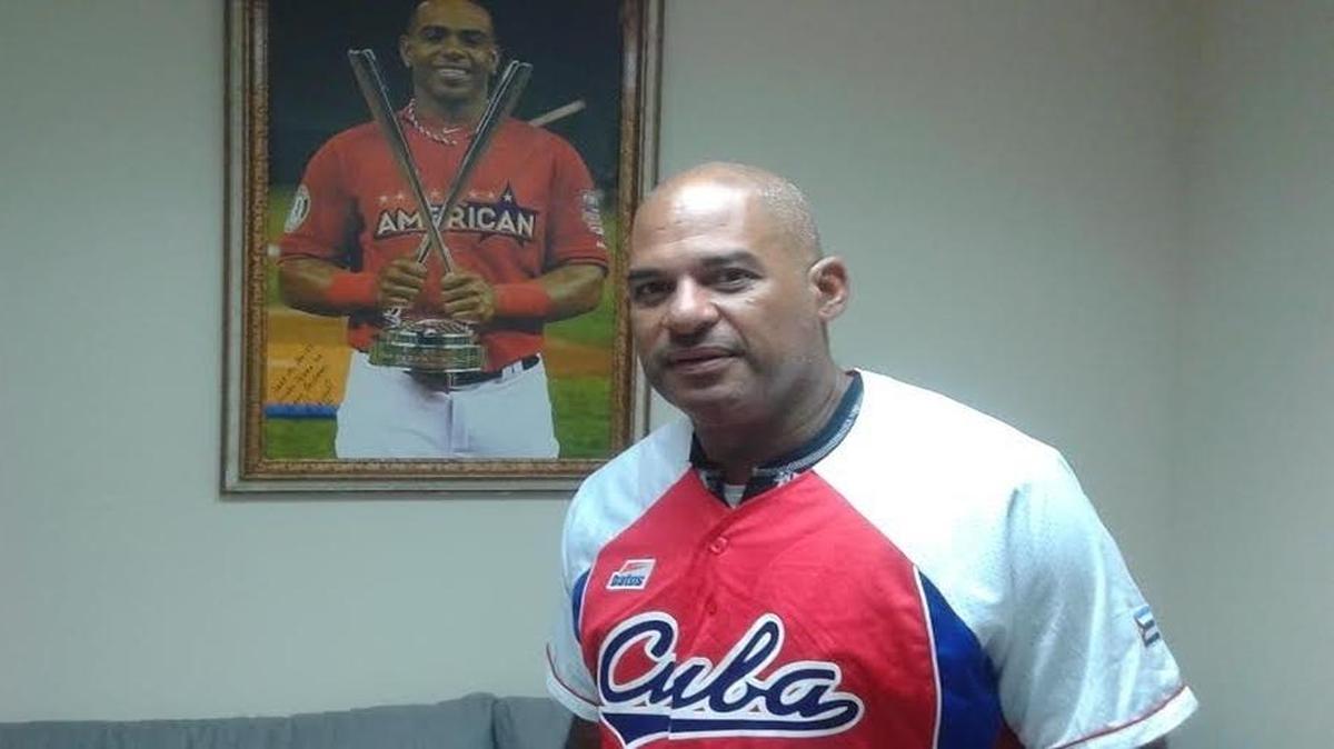 ORESTES KINDELAN se encuentra de visita en Miami, uno de los grandes sluggers de las Series Nacionales cubanas.