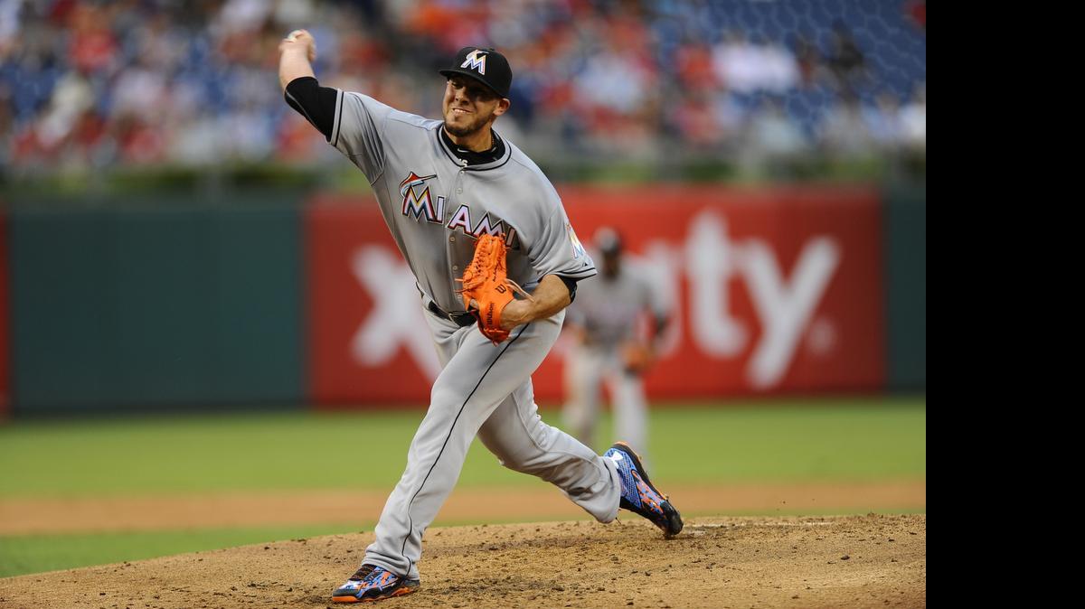 
El cubano José Fernández, de los Marlins, lanza contra los Filis, la noche del viernes en Filadelfia.
