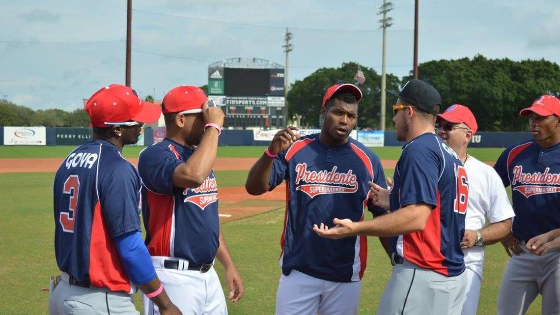 Los peloteros de Grandes Ligas Adeiny Hechavarría (izq.), Yasiel Puig (centro) y José Fernández (der.) conversan durante la presentación de los dos equipos que participaron en el Juego de las Estrellas Cubanas, efectuado el domingo 10 de enero del 2015 en el estadio de la Universidad Internacional de la Florida (FIU), en Miami.