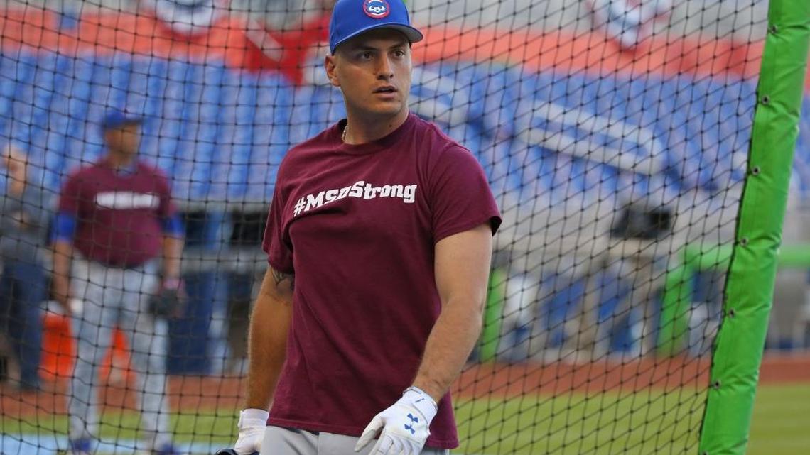 ALBERT ALMORA JR. antes del inicio del juego del viernes 30 de marzo contra los Marlins en Miami.