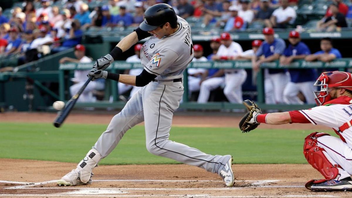 Christian Yelich conectó un jonrón en el primer episodio por los Marlins en el partido contra los Rangers, el 26 de julio del 2017 en Texas.