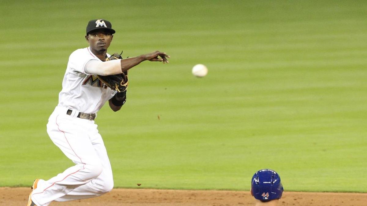 
El segunda base de los Marlins Dee Gordon pone out en segunda base al corredor de los Cachorros Anthony Rizzo en una jugada en el tercer inning, el lunes en Miami.
