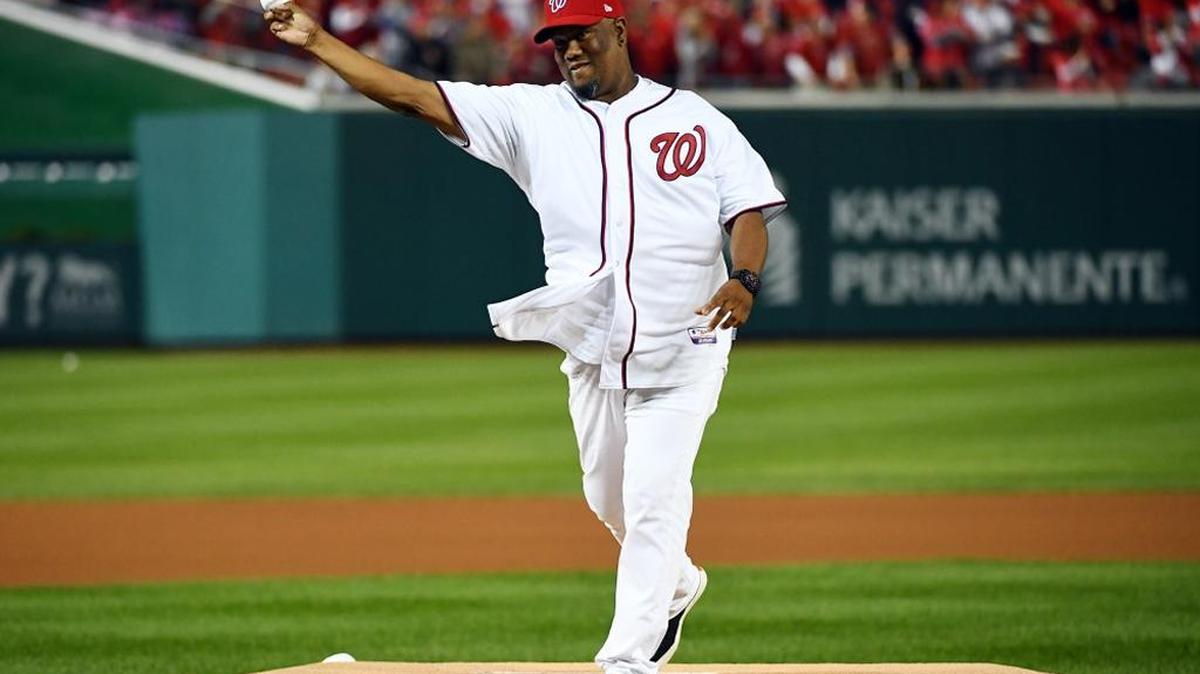 LIVÁN HERNÁNDEZ lanza la primera bola en juego de los Nacionales contra los Dodgers el 13 de octubre del 2016.