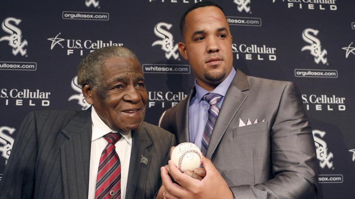 Orestes "Minnie" Miñoso (izq.) posa con el primera base de los Medias Blancas, el 29 de octubre de 2013 en Chicago.