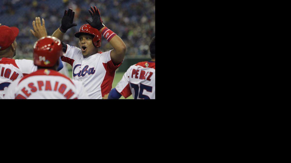 
El cubano Yasmany Tomas festeja con sus compañeros tras un jonrón de tres carreras, el 9 de marzo del 2013.
