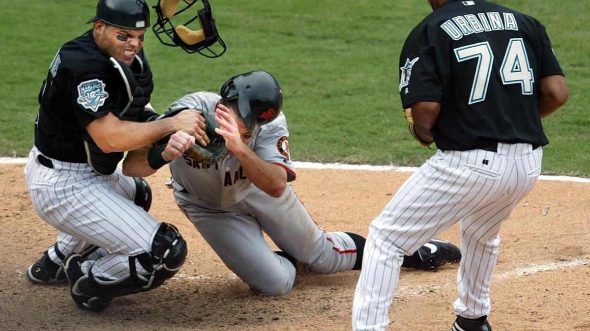 QUIEN NO recuerda el momento en que Iván Rodríguez puso out en la goma a J.T. Snow en la Serie Divisional contra San Francisco el 4 de ocubre del 2003.