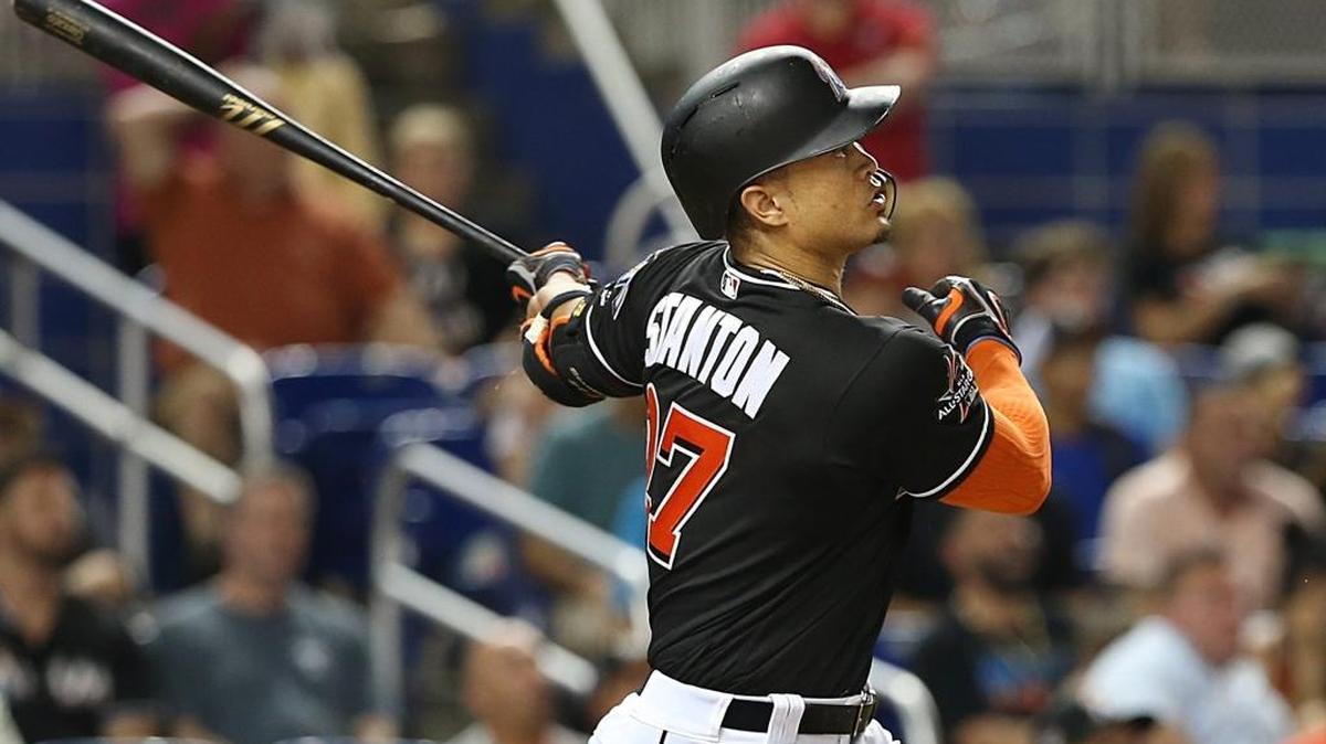 Giancarlo Stanton conecta un jonrón de tres carreras para los Marlins en el triunfo sobre los Rockies este sábado en Miami.