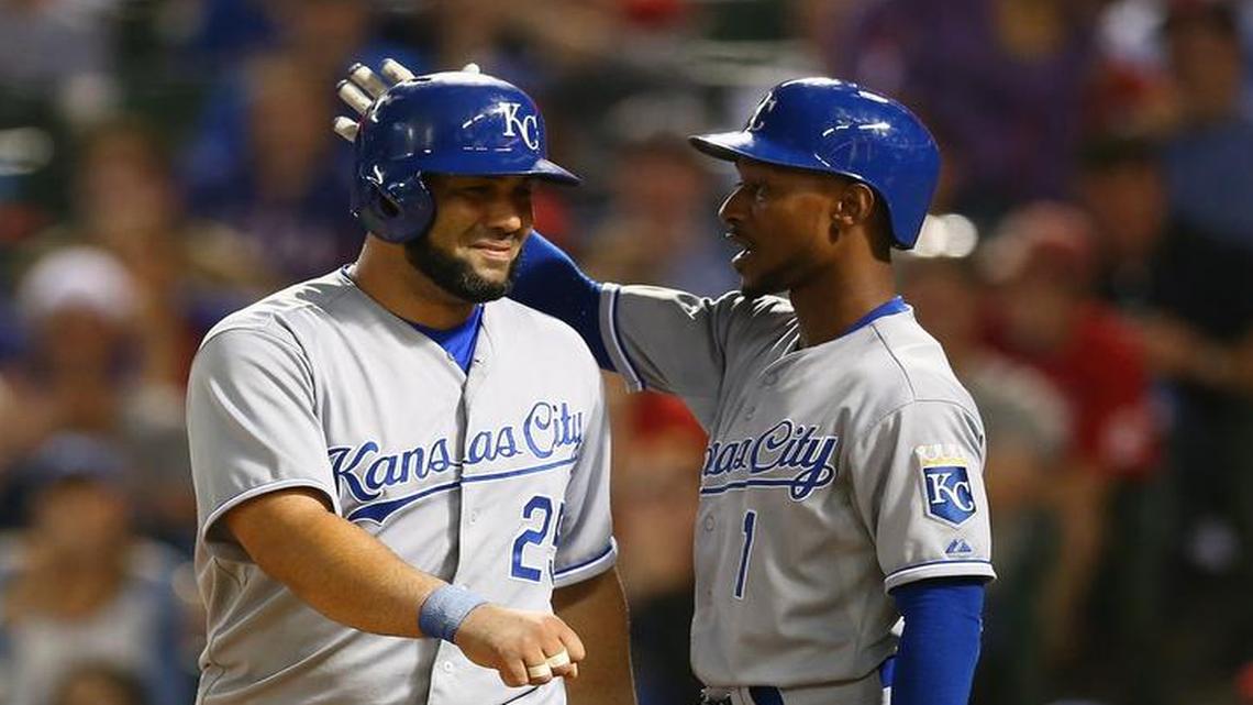 
Kendrys Morales (izq.) recibe el saludo de Jarrod Dyson tras anotar una carrera ante los Rangers, en el partido celebrado el 12 de mayo del 2015 en Texas.
