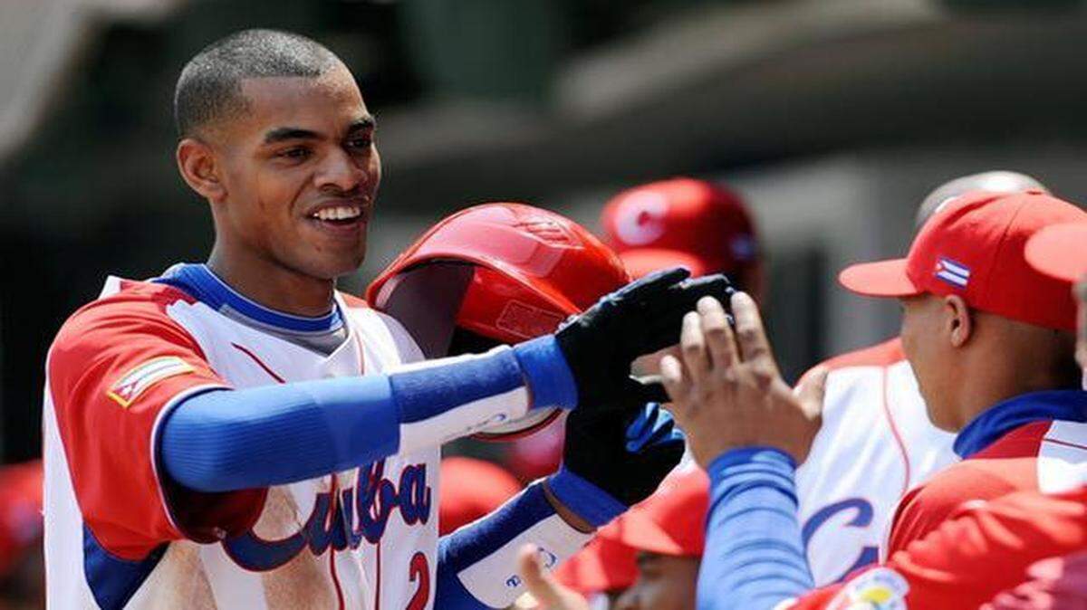 
Héctor Olivera (izq.) saluda a los jugadores del equipo de Cuba tras conectar un jonrón contra Sudáfrica, en el II Clásico Mundial de Béisbol, el 8 de marzo del 2009 en México.



