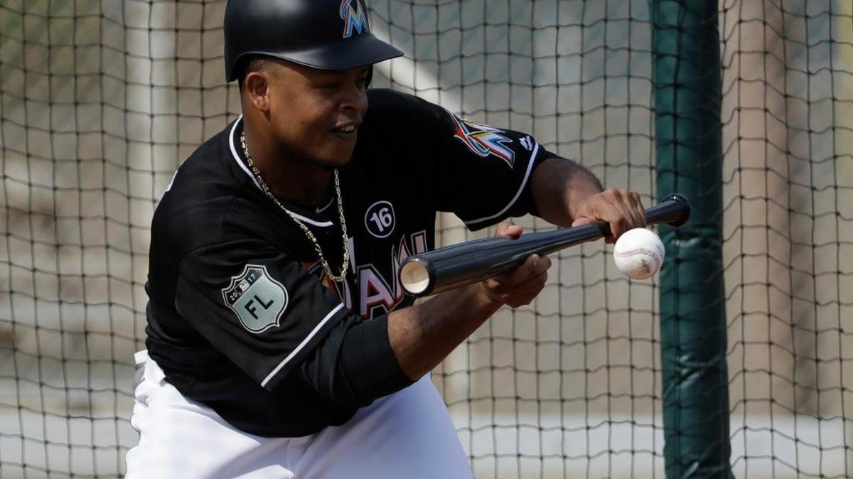 EDINSON VOLQUEZ practica el toque de bola el 17 de febrero en Jupiter.