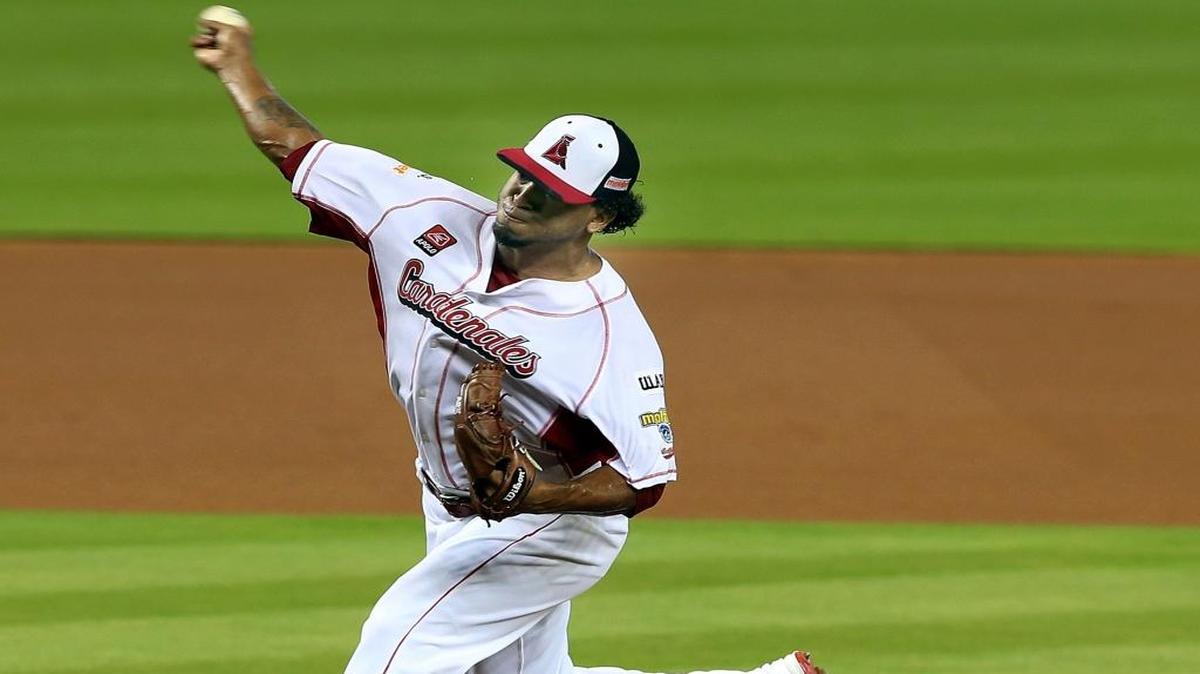 NESTOR MOLINA lanza para los Cardenales de Lara en la primera entrada en el parque de los Marlins.