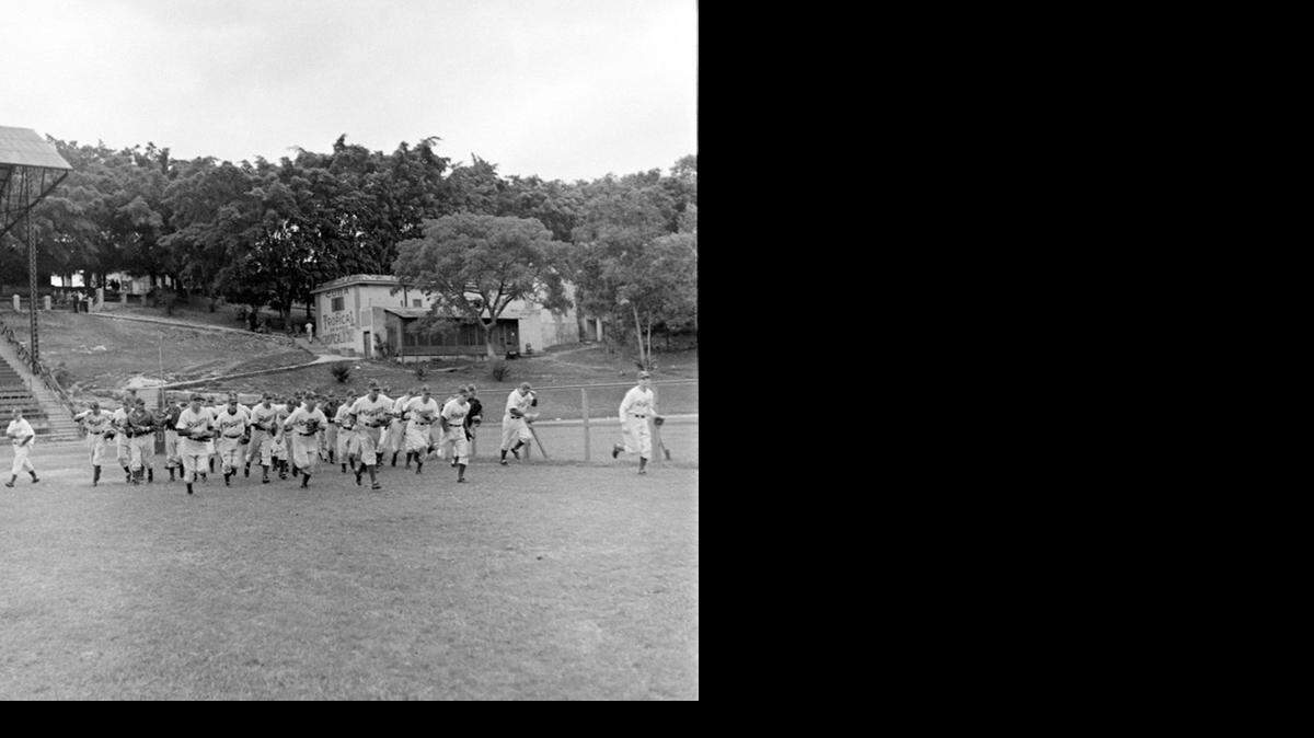 
Jugadores del equipo de béisbol Brooklyn Dodgers corren en el diamante durante el campamento primaveral en La Habana, en marzo de 1942. La relación de la pelota entre Cuba y Estados Unidos ha sido como una hermandad.
