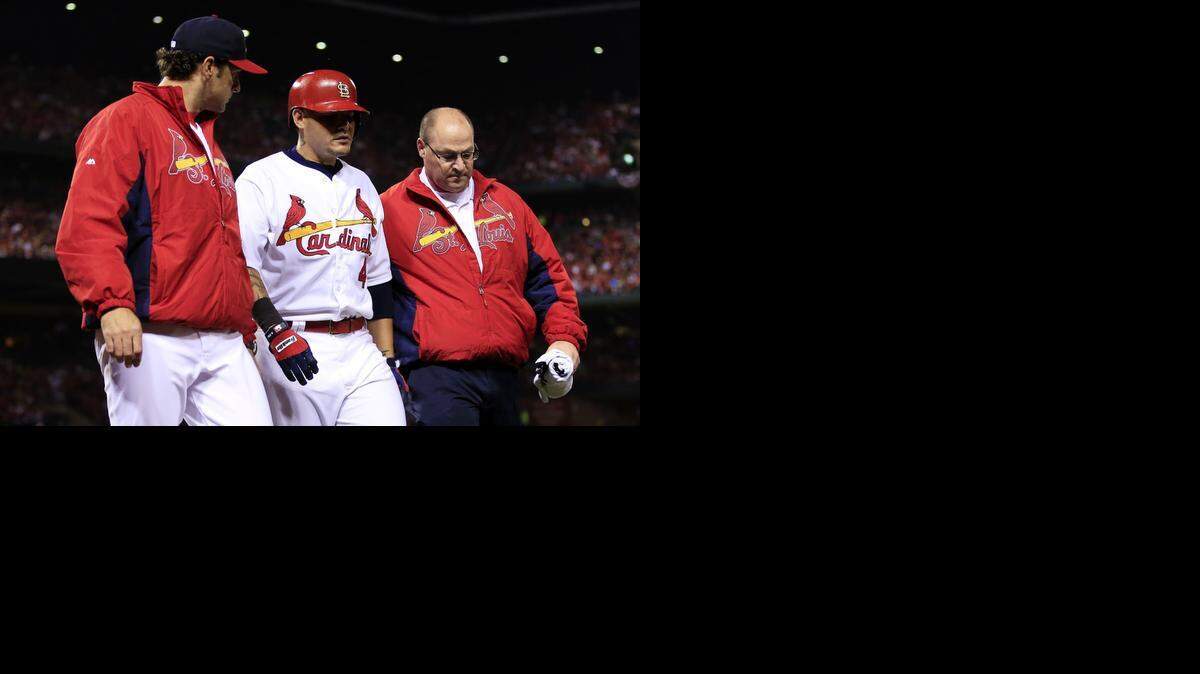 
El receptor de los Cardenales Yadier Molina abandonó el juego del domingo contra los Gigantes tras sufrir una distensión de un músculo oblicuo.


