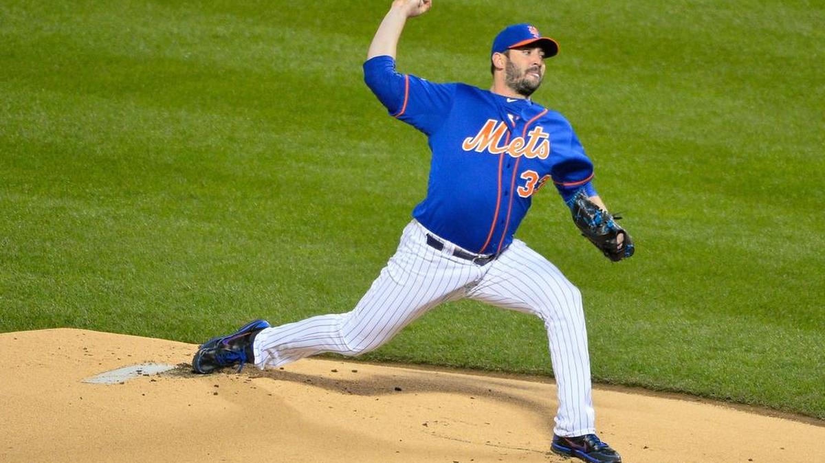 EL ABRIDOR  de los Mets Matt Harvey en acción durante el primer partido de la serie por el título de la Liga Nacional frente a los Cachorros de Chicago, el sábado en el Citi Field.