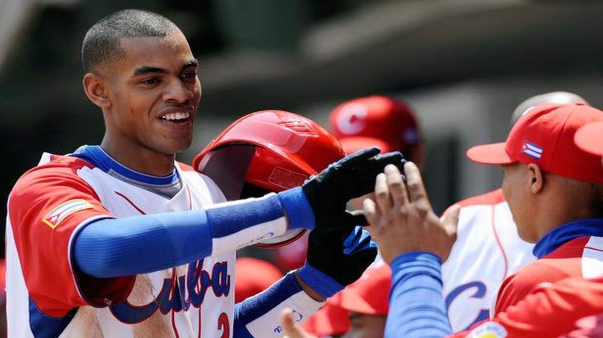 
 Héctor Olivera es felicitado por los peloteros del equipo de Cuba tras disparar un jonrón contra Sudáfrica en el Segundo Clásico Mundial de Béisbol, el 8 de marzo del 2009 en México.


