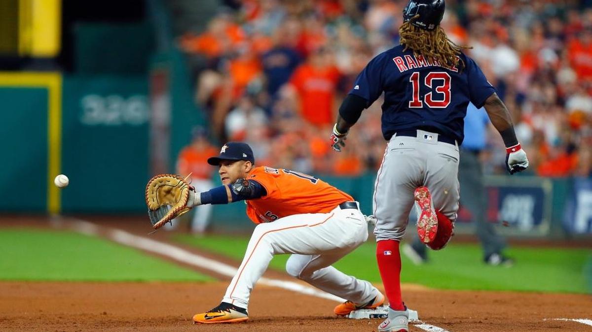 Yulieski Gurriel, de los Astros, pone out a Hanley Ramírez (13), de los Medias Rojas, el viernes 6 de octubre del 2017 en el Minute Maid Park, en Houston, Texas.