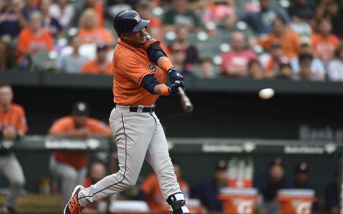 Yulieski Gurriel conecta un sencillo al jardín central en su primera vez al bate en las Mayores ante el abridor de los Orioles de Baltimore Yovani Gallardo, el 21 de agosto del 2016