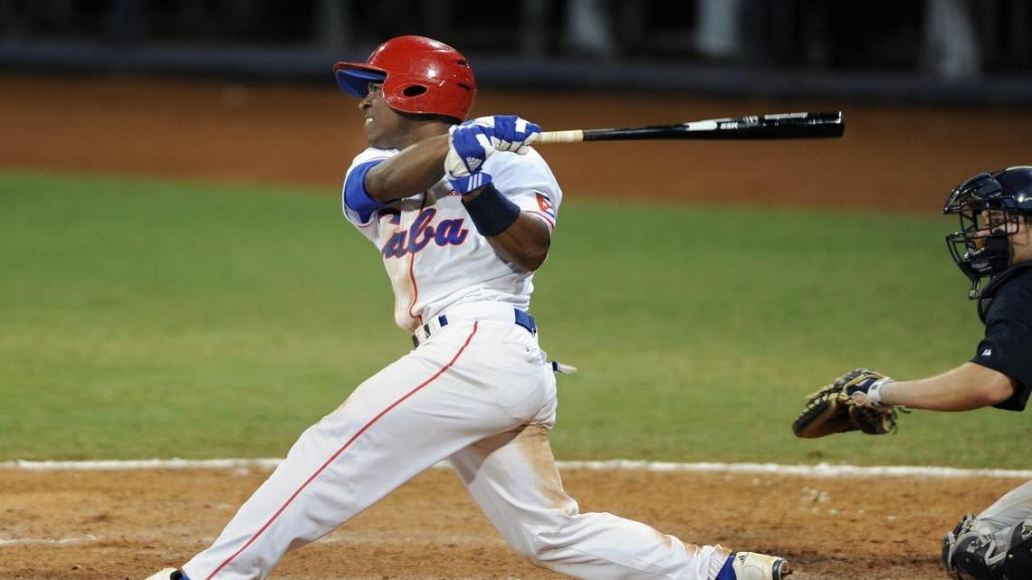 ALEXEI BELL pega un cuadrangular contra Estados Unidos en Beijing 2008 el 22 de agosto.