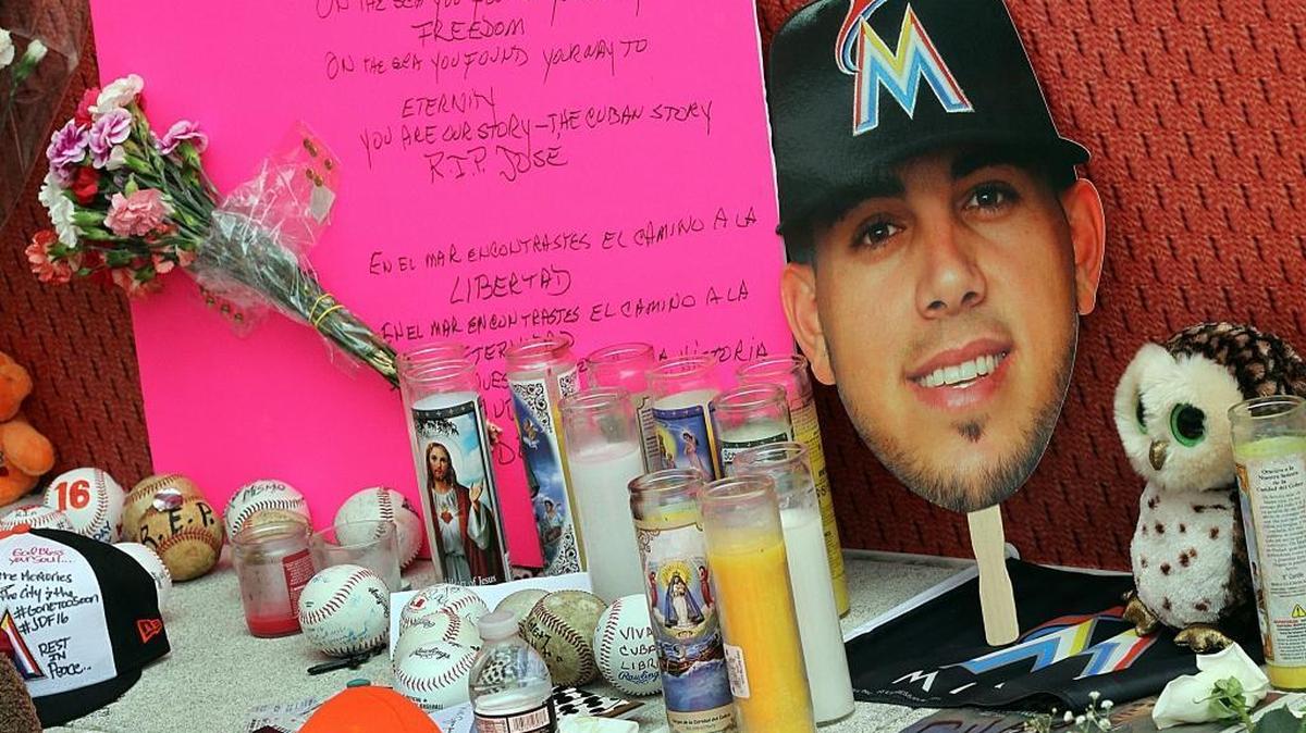 Los niños aficionados expresan su amor y respeto en el homenaje a José Fernández, en el Marlins Park en la Pequeña Habana en Miami, el lunes 26 de septiembre del 2016.