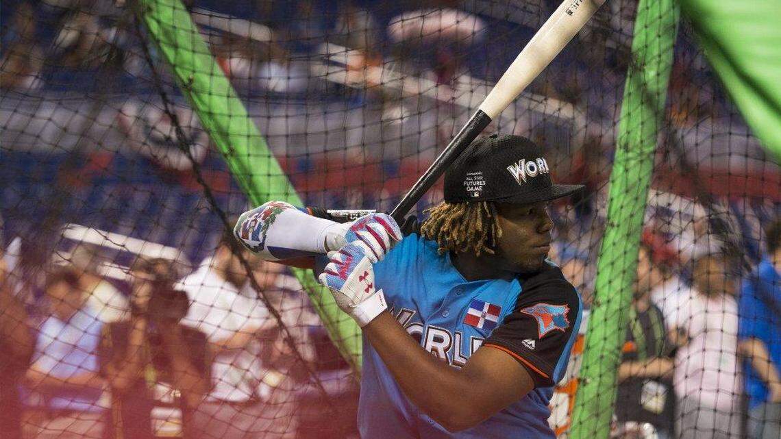 Vladimir Guerrero Jr. lleva el talento en la sangre y el porte en el apellido. Con solo 18 años ya comienza a tejer su historia a palo limpio. En la foto el joven dominicano batea en la práctica previa al Juego de las Estrellas del Futuro, el 9 de julio del 2017.